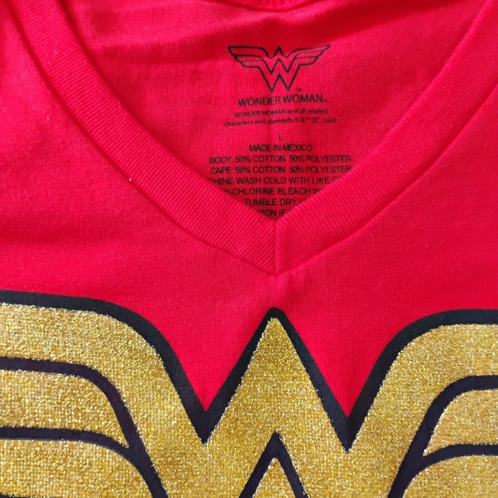 WONDER WOMAN SHIRT AND CAPE HALLOWEEN COSTUME SIZE LARGE FOR WOMEN OR TEEN - NEW - Picture 4 of 12